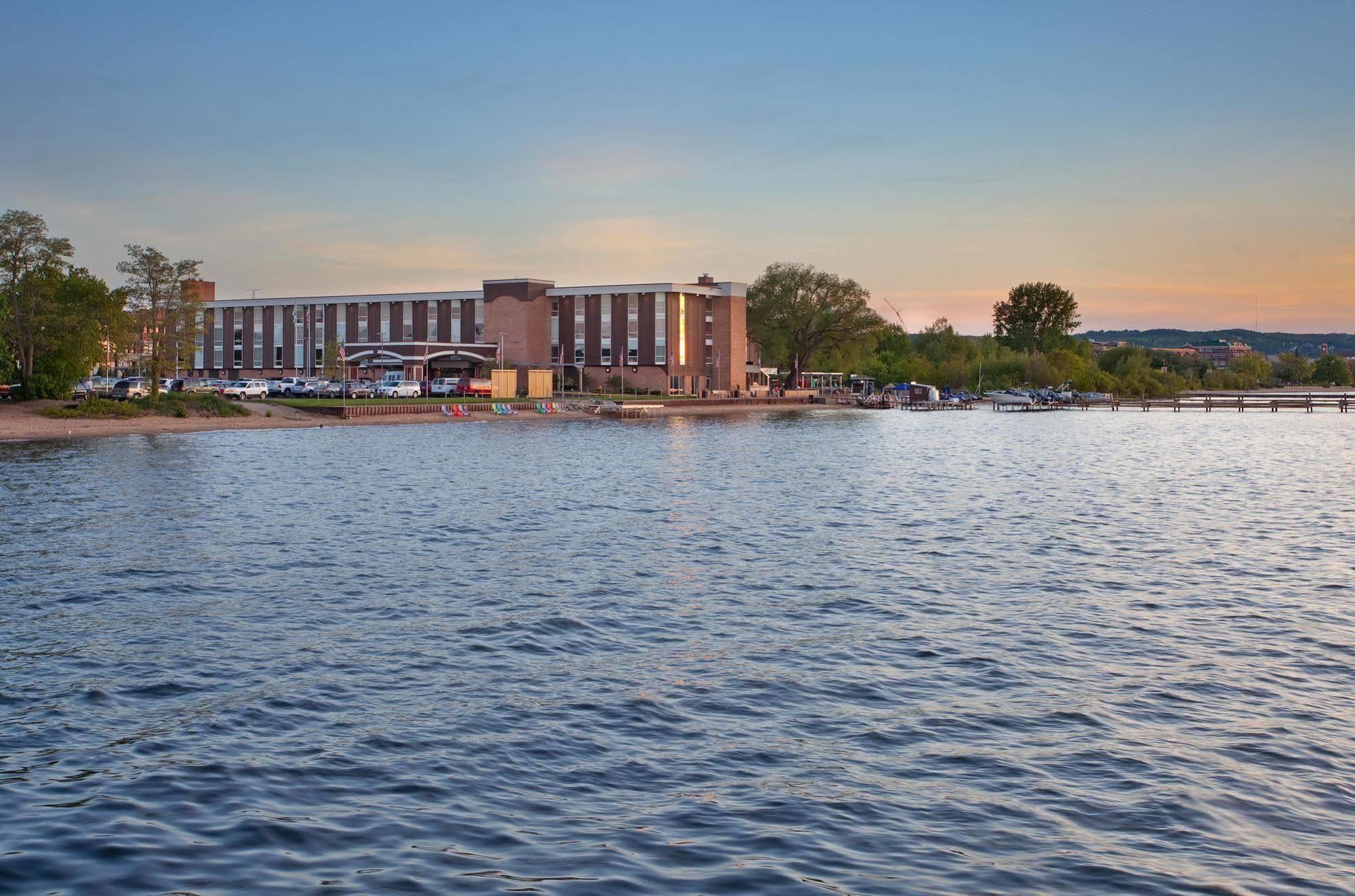 West Bay Beach, A Holiday Inn Resort Traverse City Exterior photo